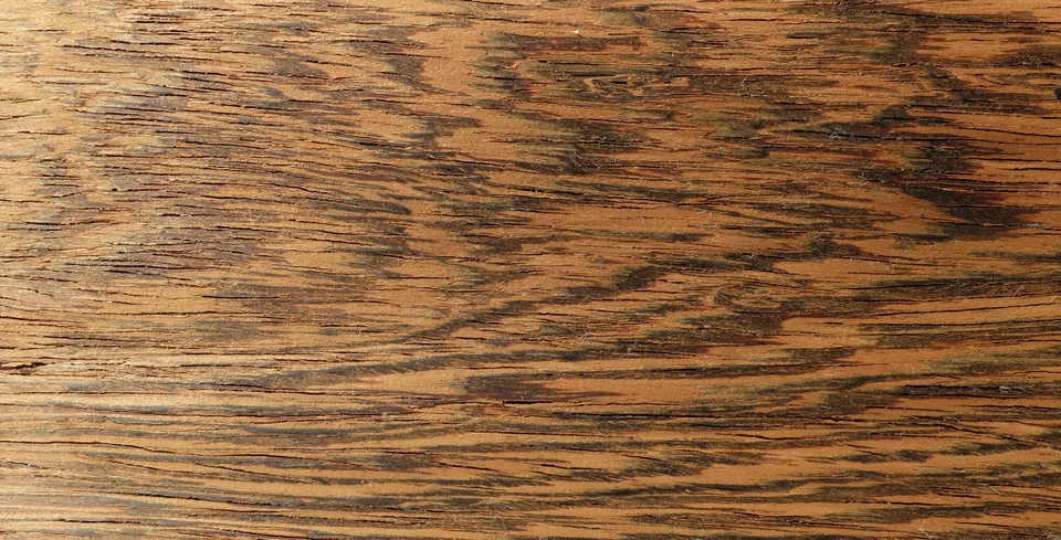 ウェンジの濃褐色の木目。Philipp Zinger撮影