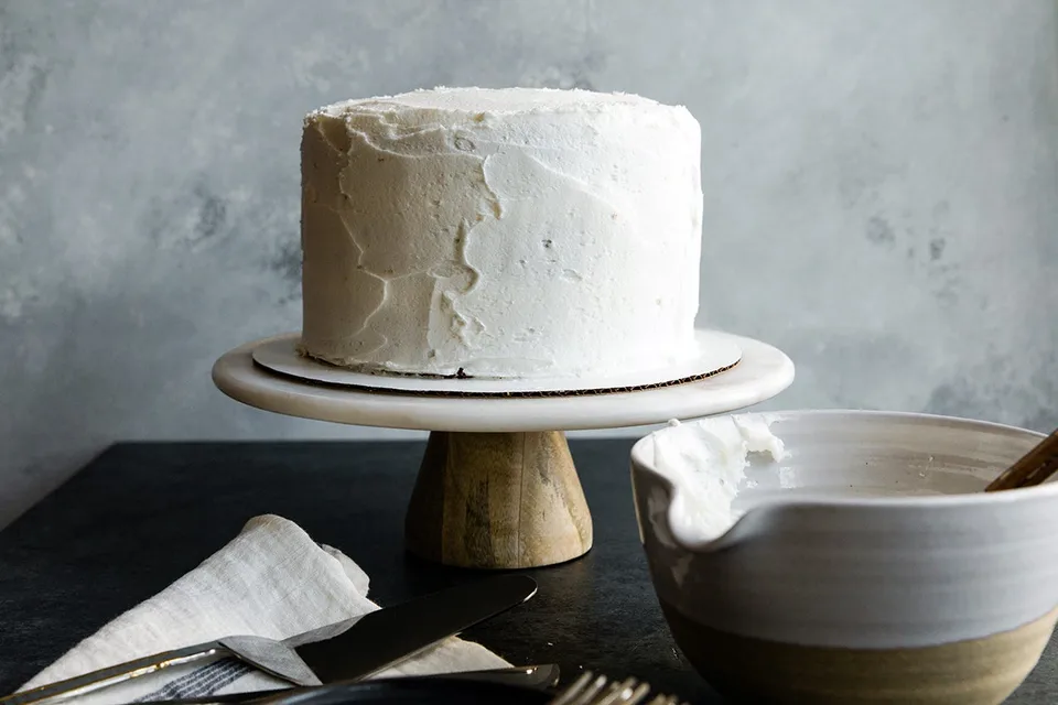 バタークリームを塗ったケーキと、クリームの入ったボウル。King Arthur Baking Company掲載写真