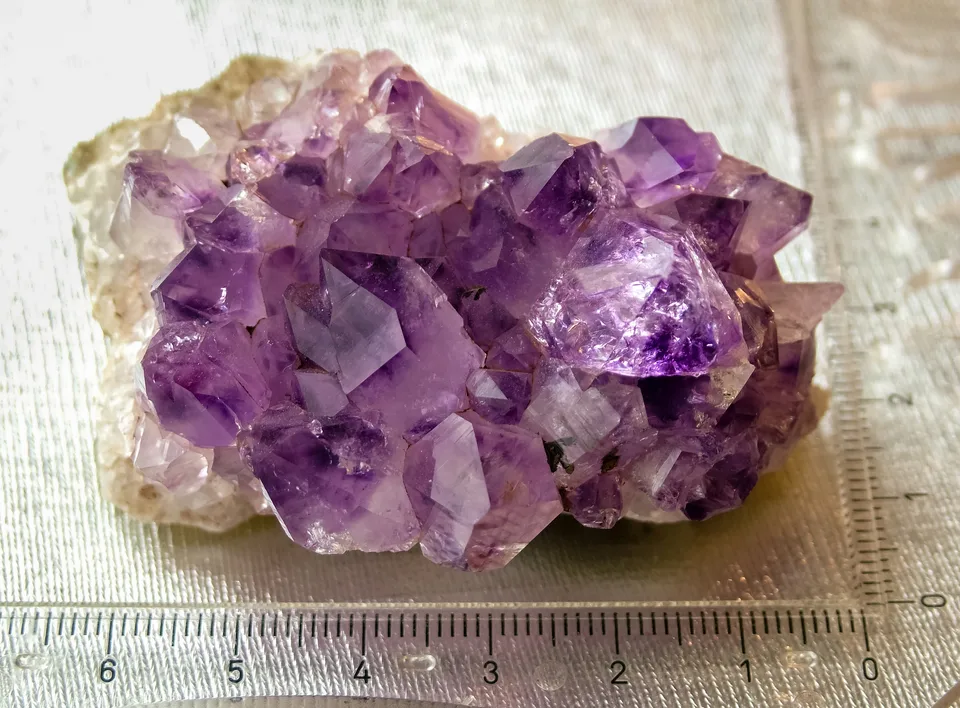 アメジストの結晶。紫色と石の質感を示す参考写真。