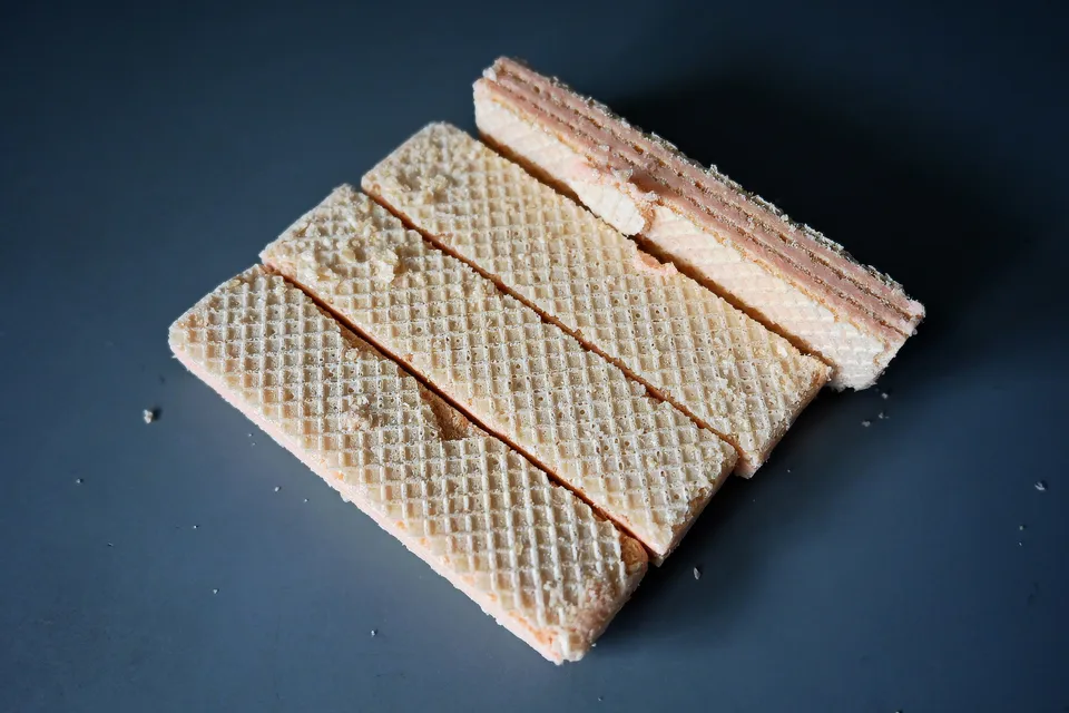 ウエハースの焼き菓子。薄い層と軽い食感を示す参考写真。